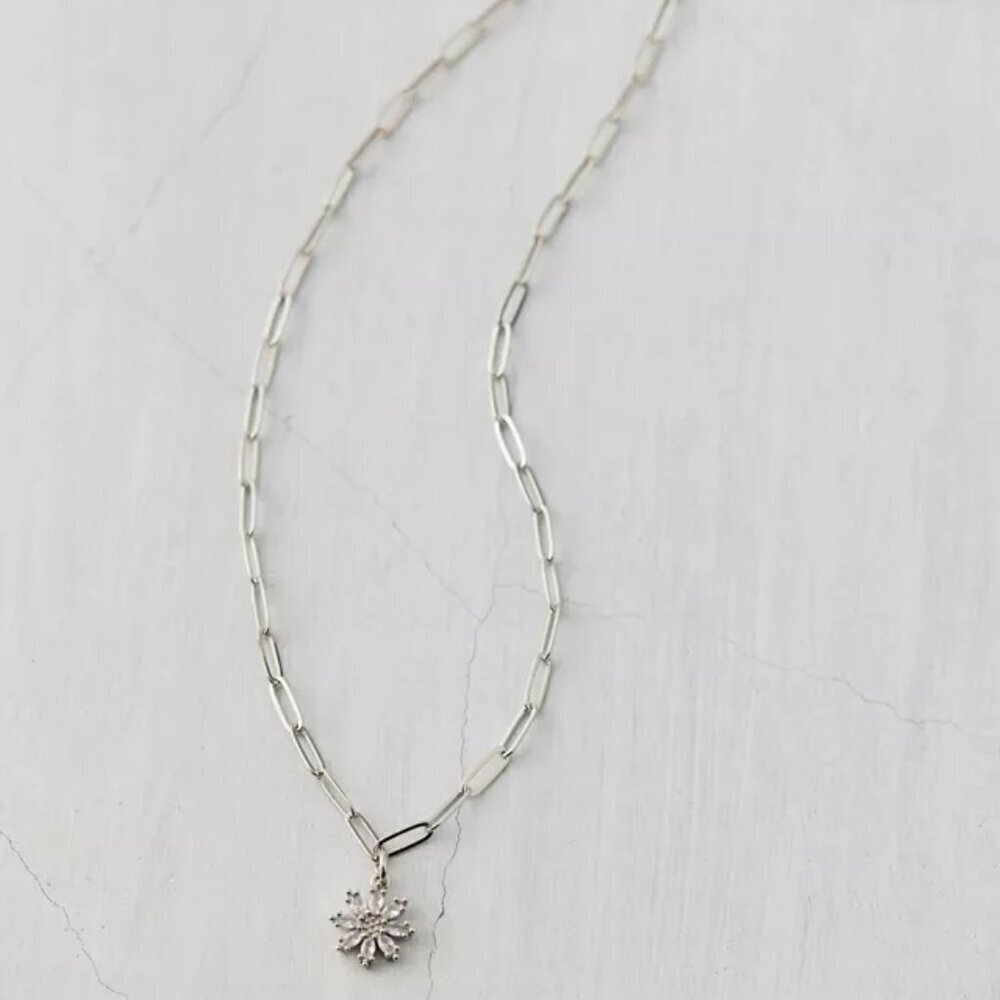 NWT Urban Outfitters Rhinestone Flower Paperclip Necklace - Picture 2 of 5